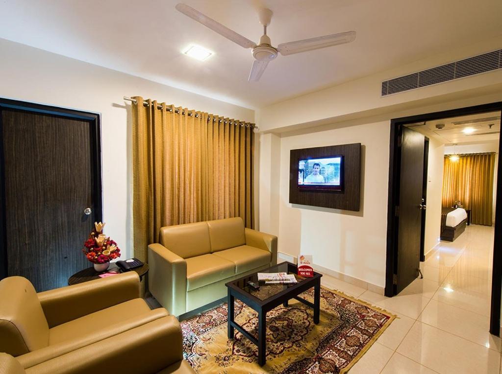 Plaza Hotel Trichy Tiruchirappalli Esterno foto